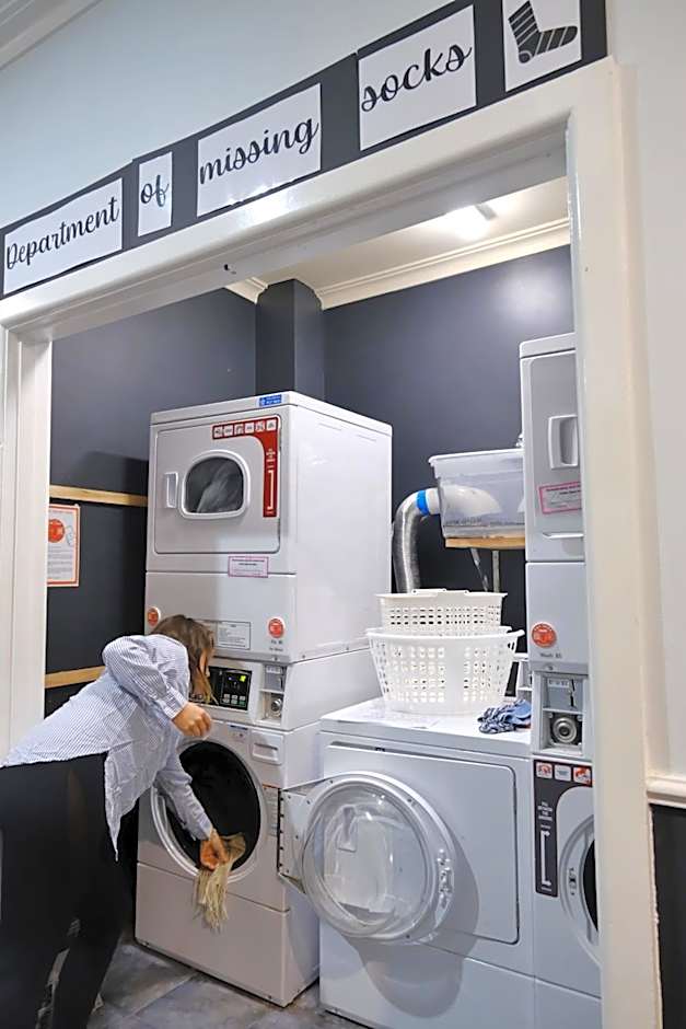 Pint On Punt Backpackers