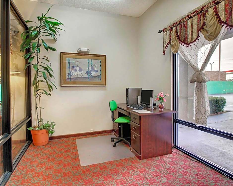 Quality Inn & Suites Clinton - Jackson West