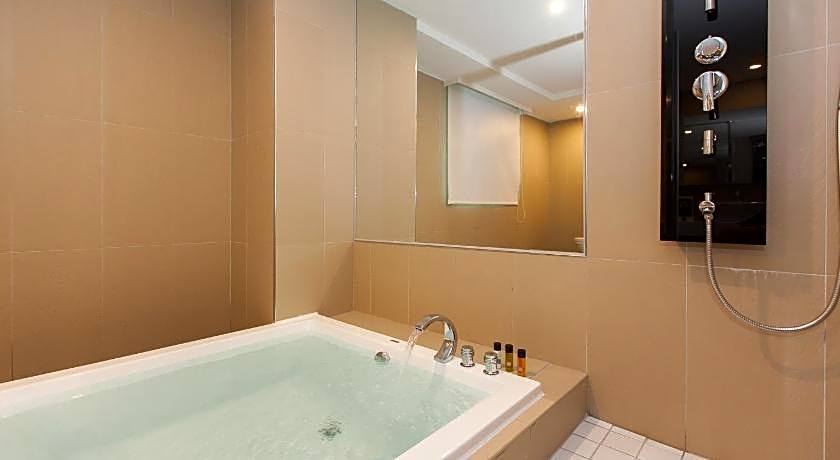 Fairytale YiSu Hot Spring Hotel