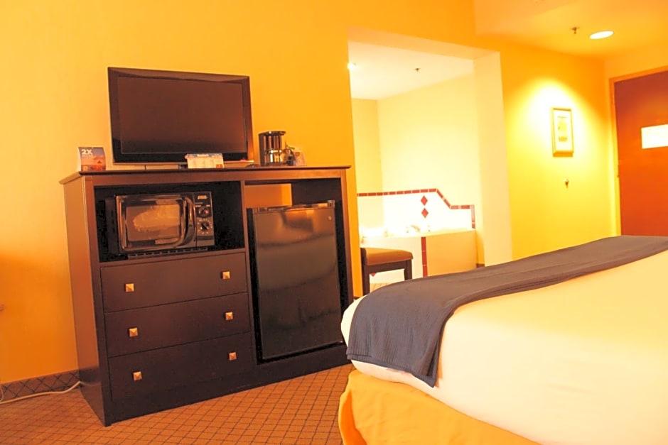 Holiday Inn Express Lewisburg - New Columbia