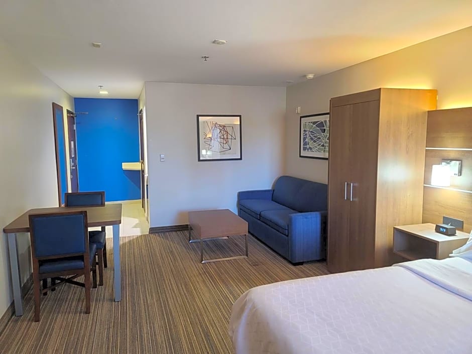 Holiday Inn Express Hotel & Suites Woodland Hills