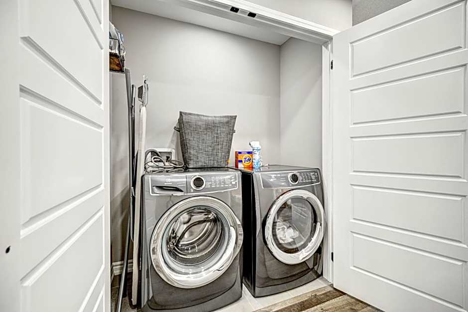 Modern Family Friendly 4BR Home Away From Home