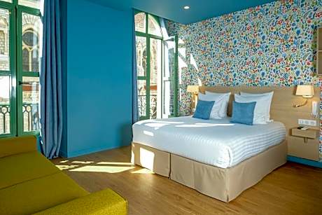 Junior Suite with Balcony and Noter Dame View