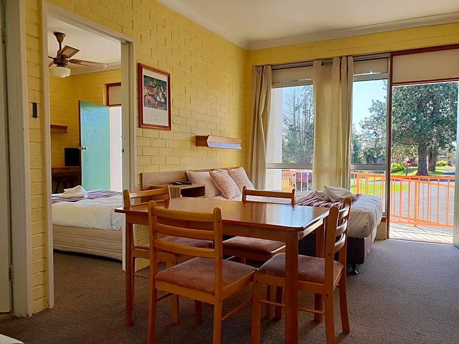 Moon River Motor Inn