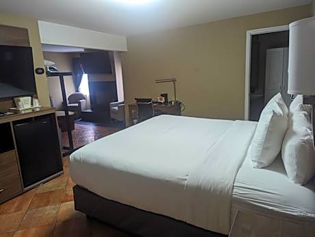 King Suite - Non-Smoking/Exterior Hall