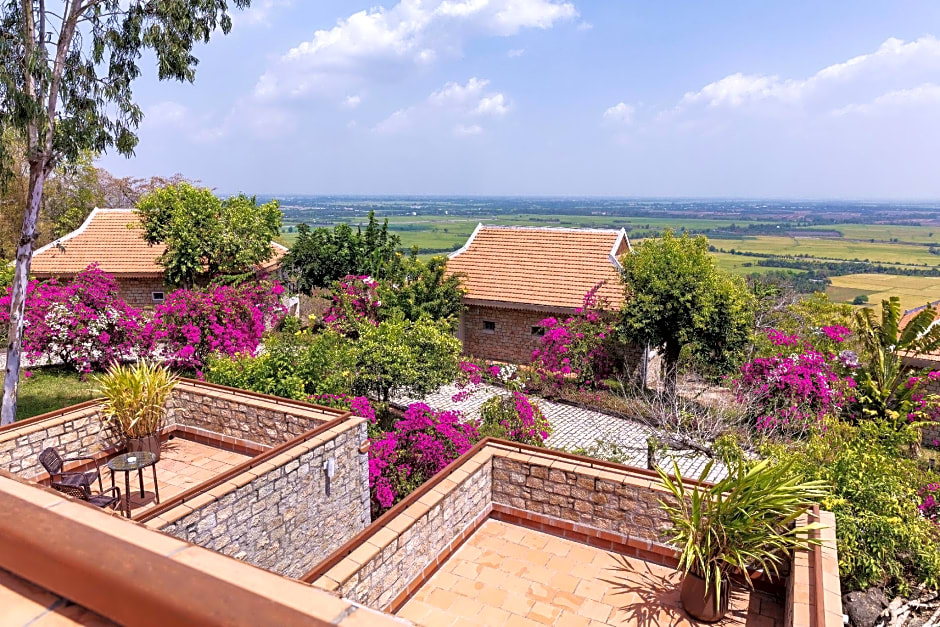 Victoria Nui Sam Lodge