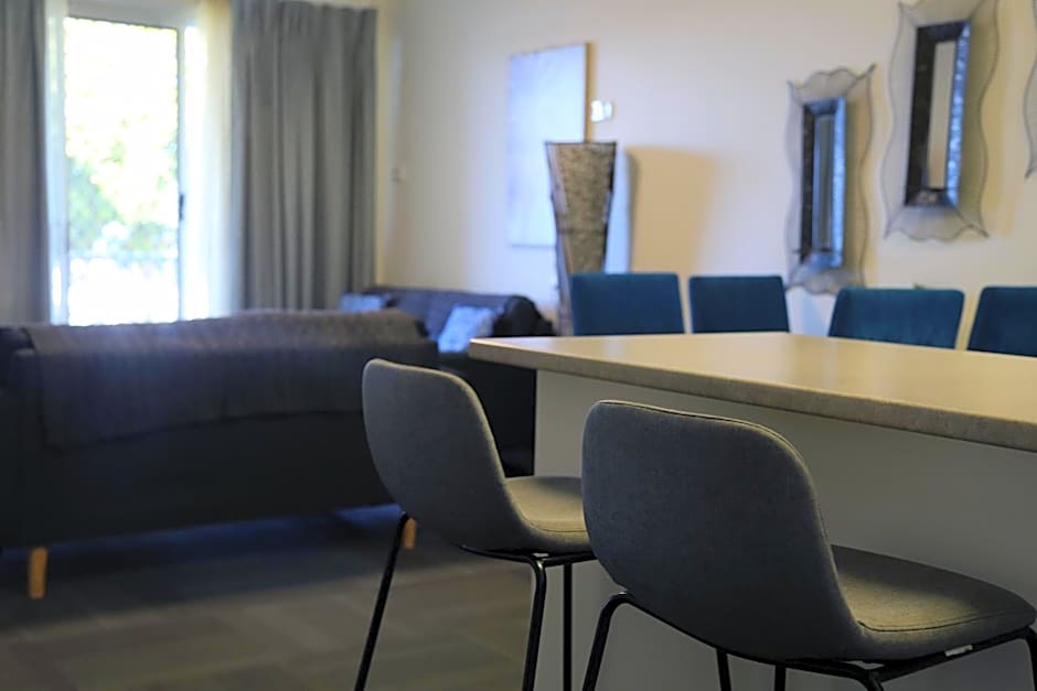 Zorba Waterfront Motel