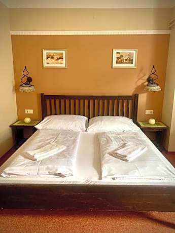 Family Room (2 Adults + 2 Children)