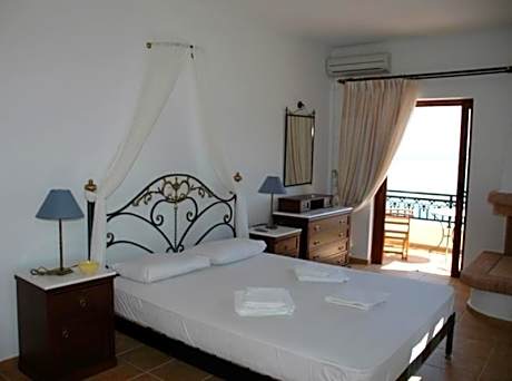 Double or Twin Room with Sea View