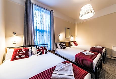 Quadruple Room with Private Bathroom