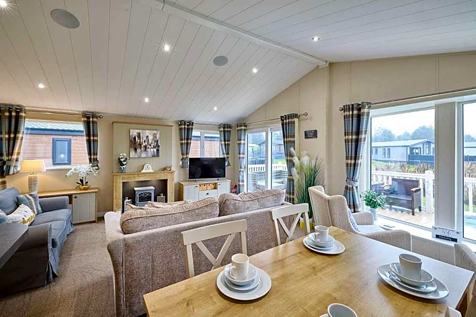 Heathery Lodge with Hot Tub