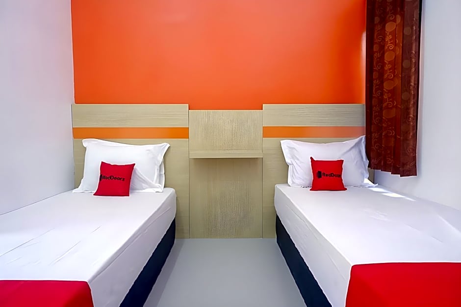 RedDoorz Syariah near Alun Alun Kota Rembang