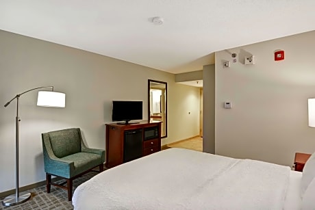 1 QUEEN MOBILITY ACC RI SHWR FRIDGE/MICRO NS HDTV/WORK AREA FREE WI-FI/HOT BREAKFAST INCLUDED