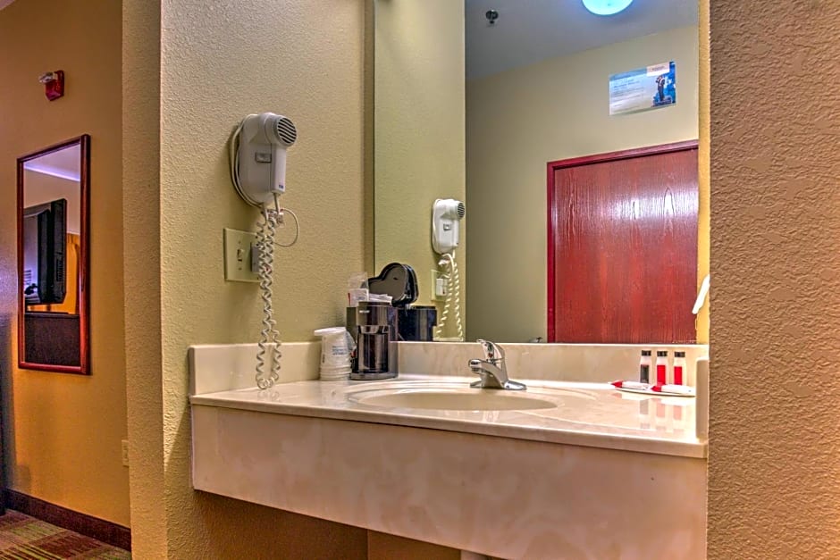 Super 8 by Wyndham Waterloo