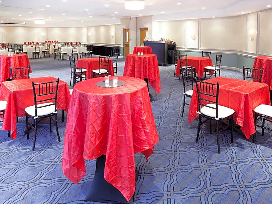 Ramada Plaza by Wyndham Chicago North Shore