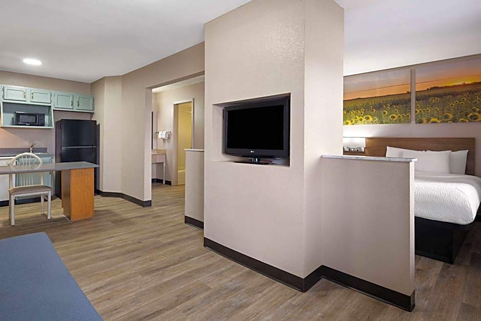 Days Inn & Suites by Wyndham Kokomo