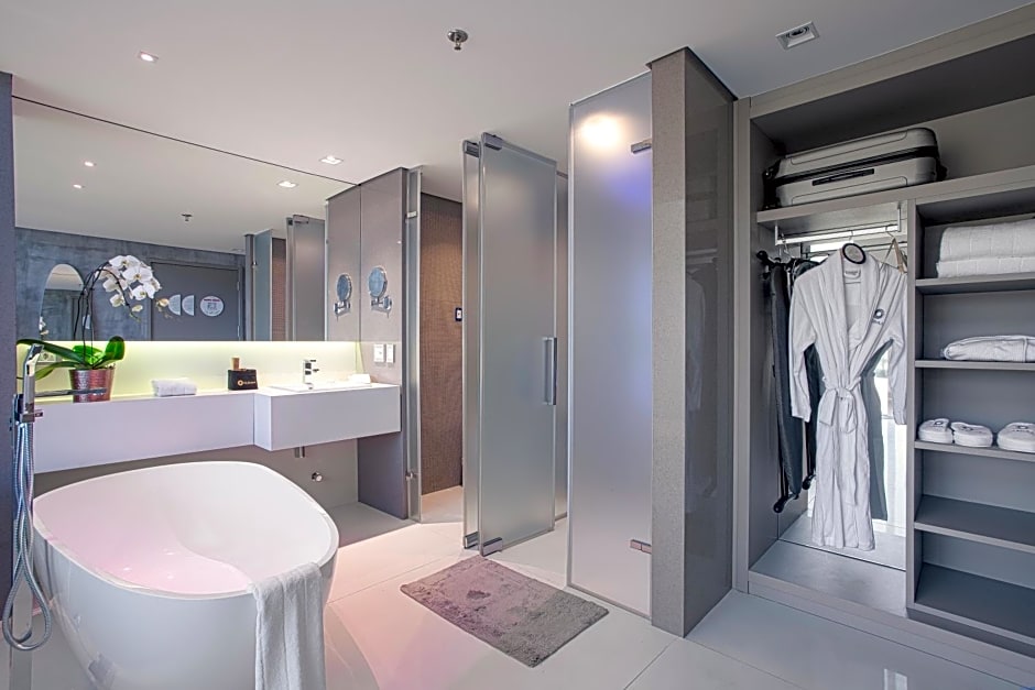 Suryaa Hotel Pinhais, Curio Collection by Hilton