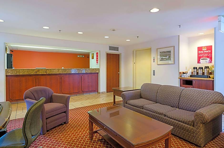 Econo Lodge Inn & Suites