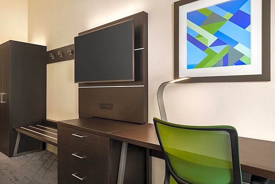 Holiday Inn Express and Suites Redding By IHG