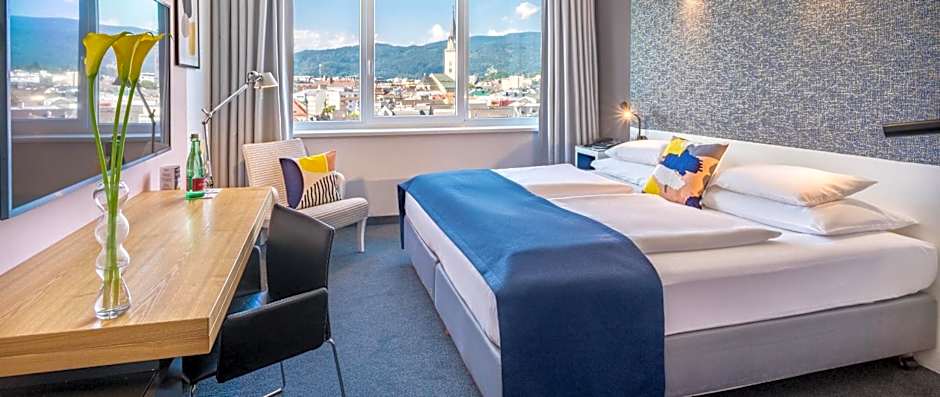 Photo 1 of 17 of Premium 1 King Bed, River View, High Floor