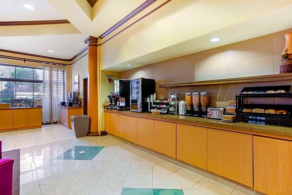 La Quinta Inn & Suites by Wyndham Raleigh Crabtree