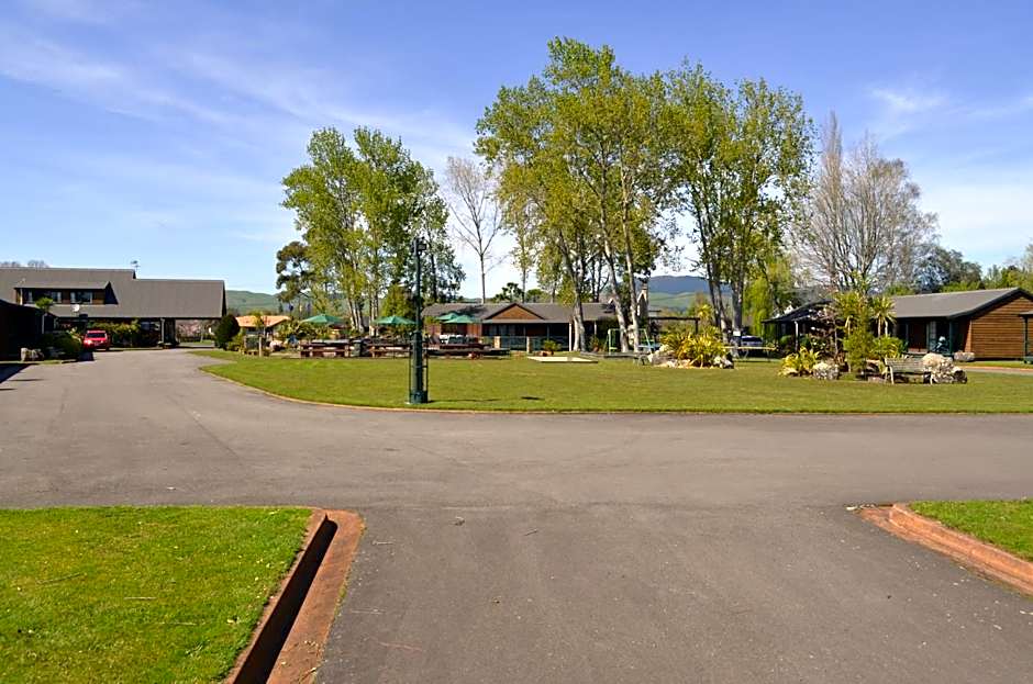 Cedarwood Lakeside Motel & Conference Venue