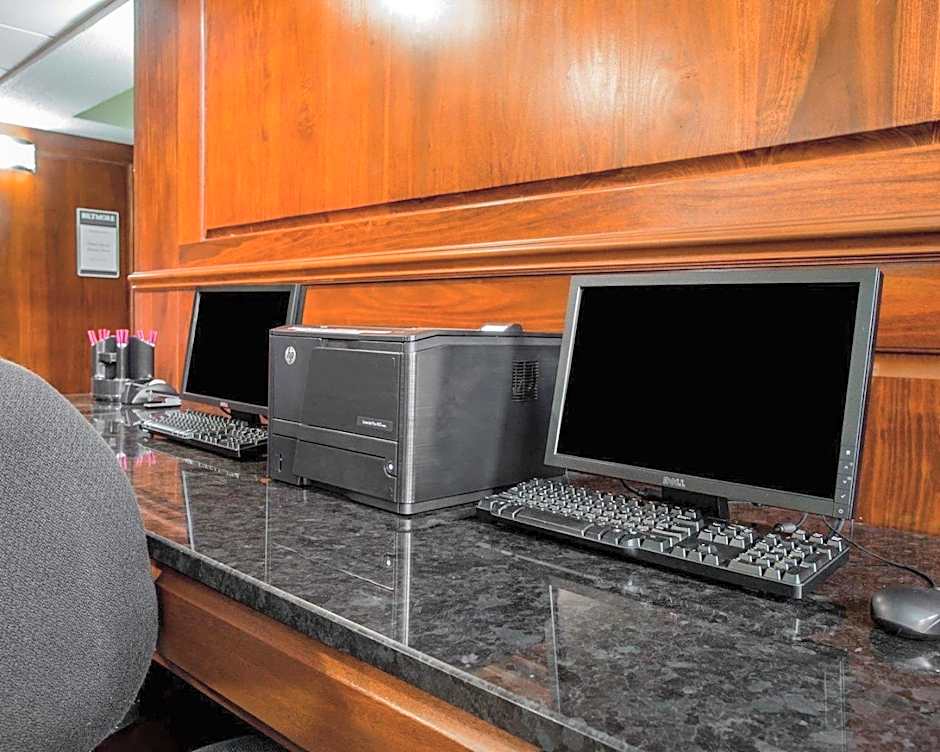 Comfort Suites Outlet Center