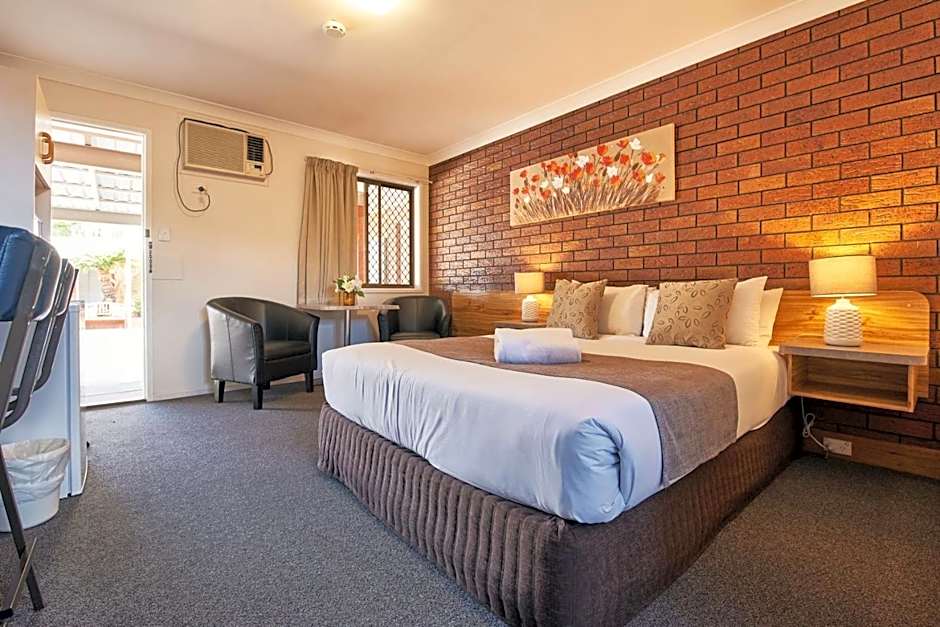 Ruthven Street Motor Inn