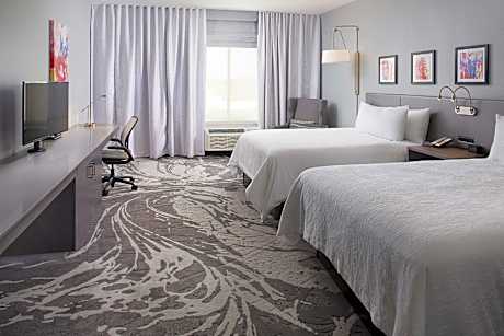 2 QUEEN MOBILITY/HEARING ACCESSIBLE RI SHWR