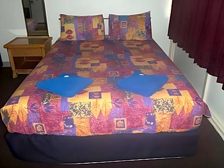 Queen & Single (Triple) En Suite