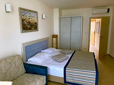 Studio with Balcony and Sea View (2 Adults + 1 Child) - Main Building - Free Beach Access