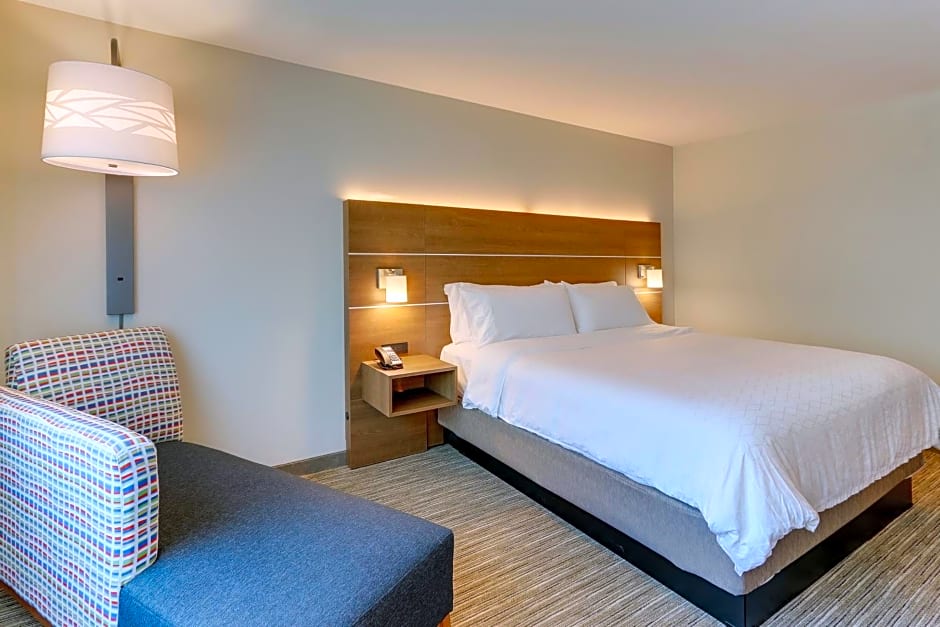 Holiday Inn Express & Suites Roanoke - Civic Center