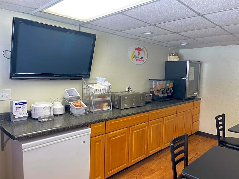 Super 8 by Wyndham Bismarck