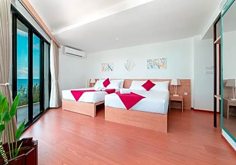 Family Room with Balcony and Sea View