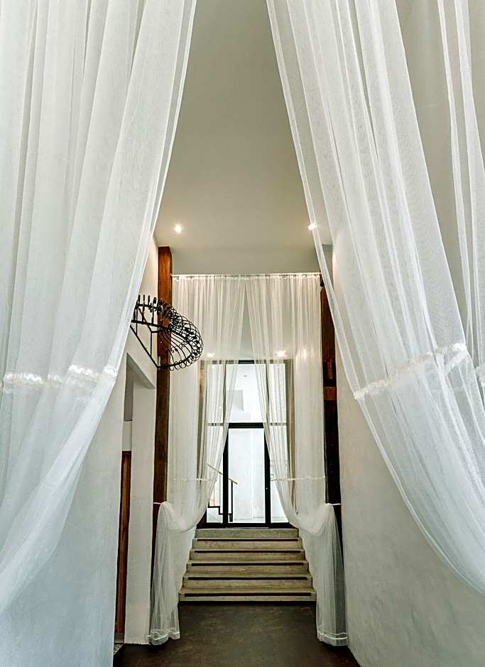 White Wall Riverfront Hotel