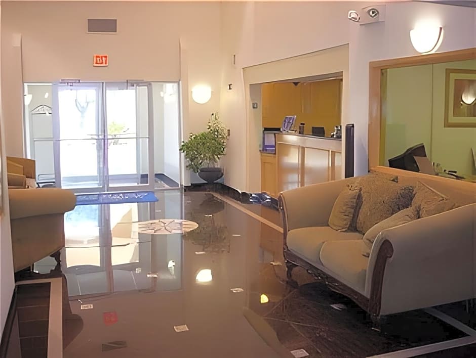 Holiday Inn Express Hotel & Suites Columbus By IHG