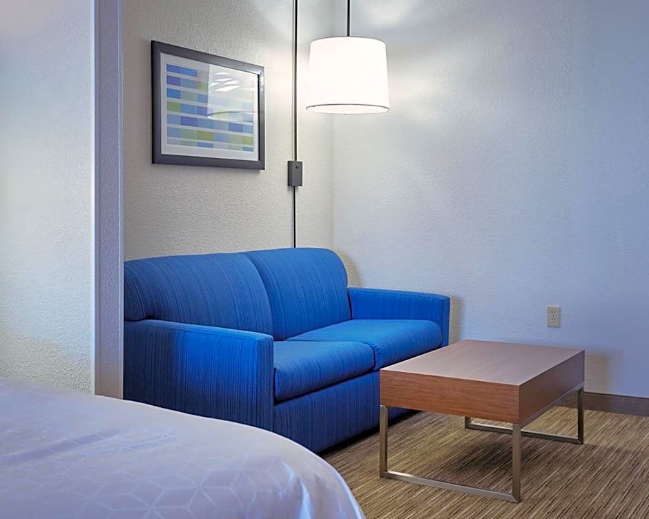 Holiday Inn Express & Suites Akron Regional Airport Area by IHG