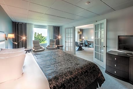 Signature Suite with River View