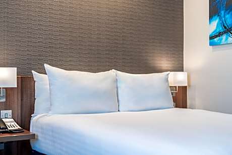 1 Double Standard with Free Hot Breakfast