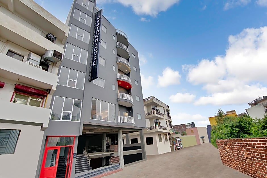 Townhouse Sector 49 Near Logix city centre