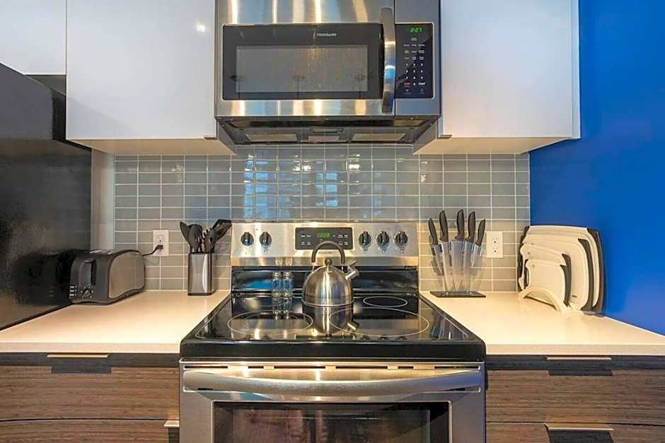 Paid Garage Parking- King Bed-balcony Wd 55" Tv