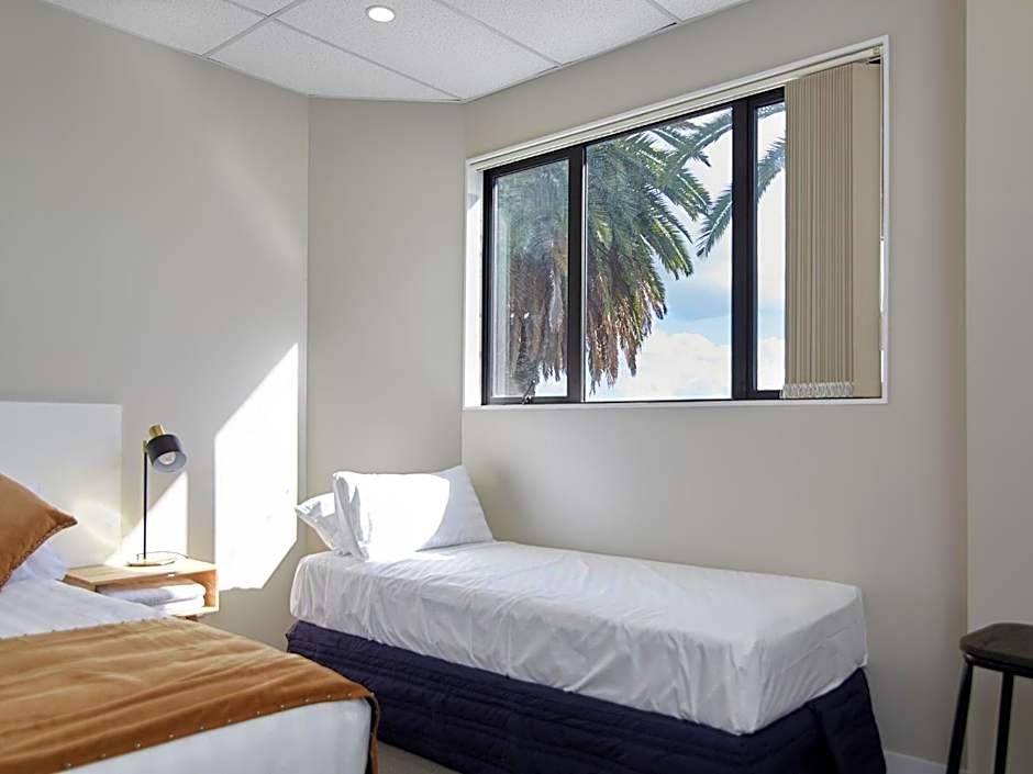 Three Palms Lodge