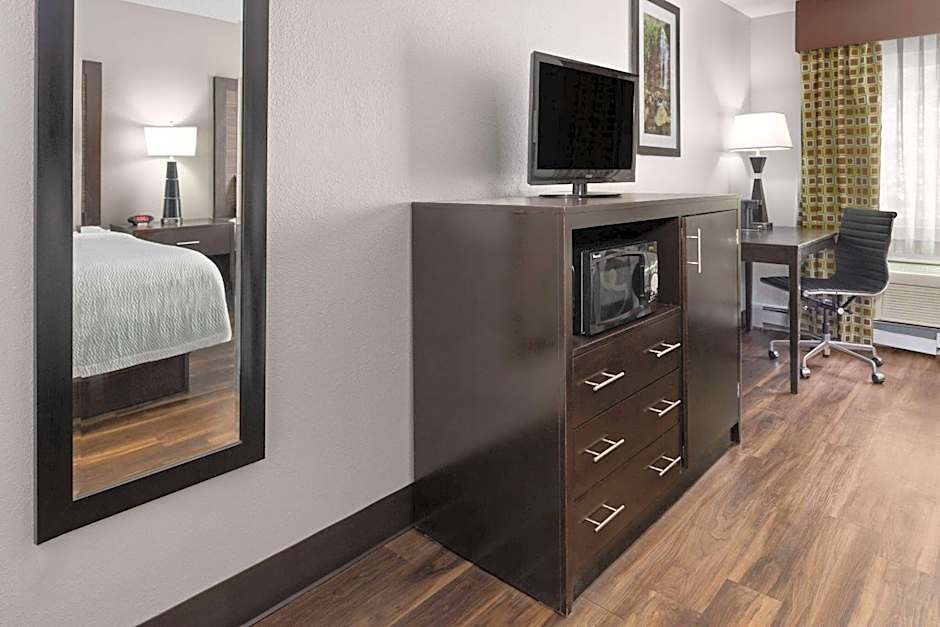 La Quinta Inn & Suites by Wyndham Buffalo Airport