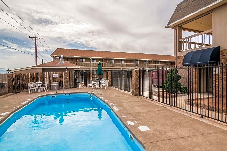 Quality Inn & Suites Near White Sands National Park