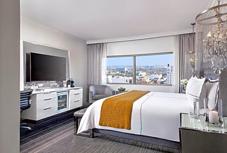 Deluxe King Room with City View