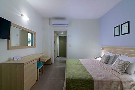 Twin Room with Pool View
