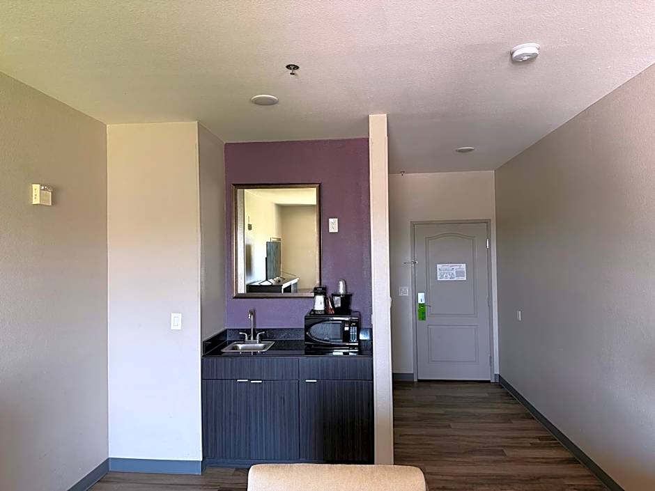La Quinta Inn & Suites by Wyndham DFW Airport West - Euless