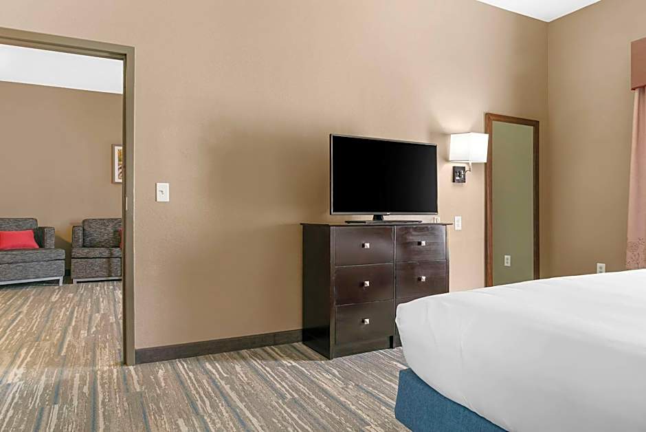 Photo 1 of 7 of 1 King Bed Suite, Accessible