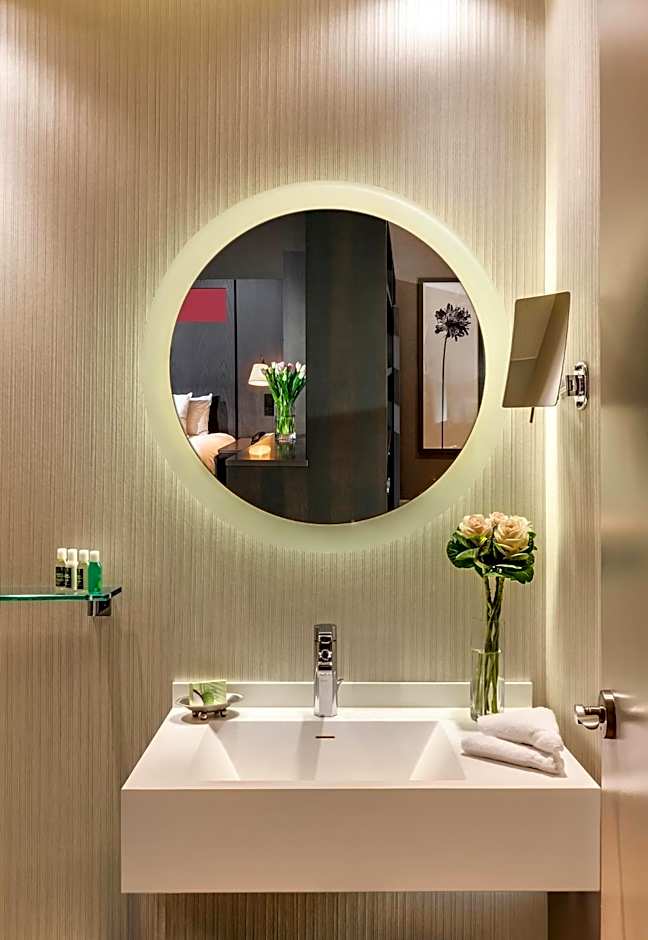 One King West Hotel And Residence