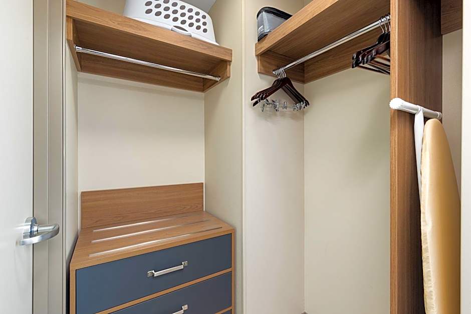 Candlewood Suites McPherson By IHG